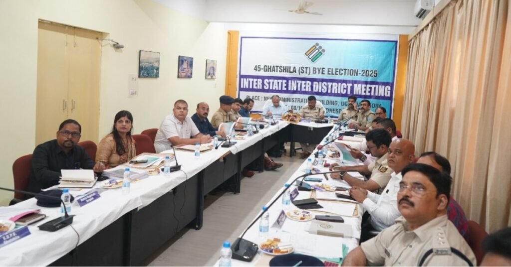 घाटशिला उपचुनाव में सीमावर्ती क्षेत्रों में चौकसी बढ़ाने के निर्देश देते डीआईजी