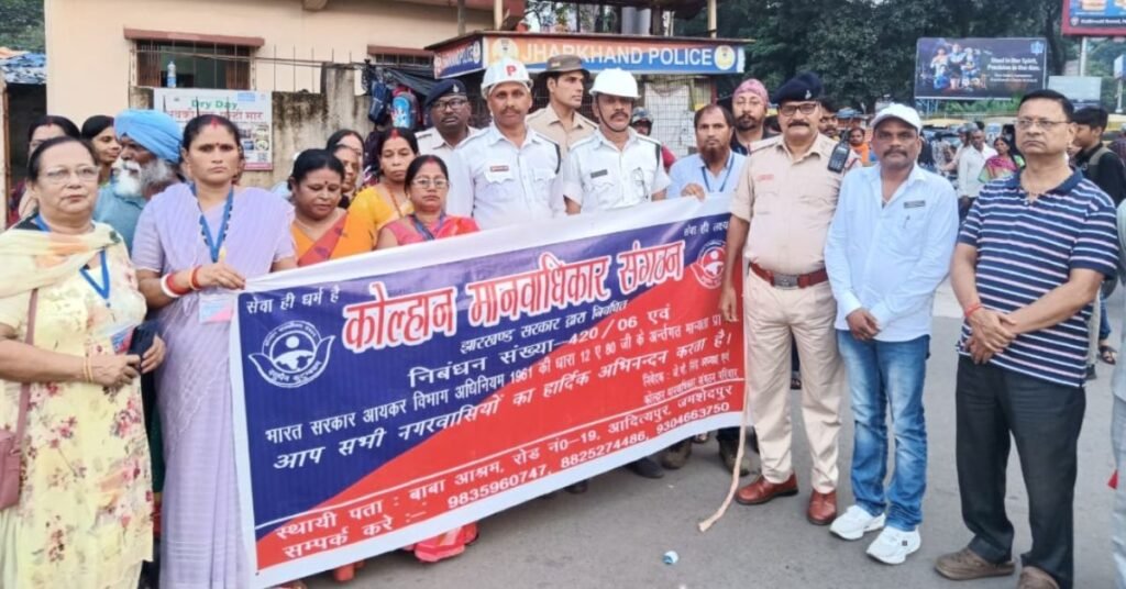 हेलमेट जागरूकता अभियान में बिना हेलमेट चालकों को गुलाब का फूल देते पुलिस कर्मी