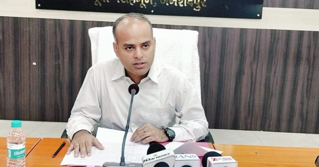 जमशेदपुर में मरीज को एंबुलेंस नहीं मिलने पर उपायुक्त कर्ण सत्यार्थी नाराज