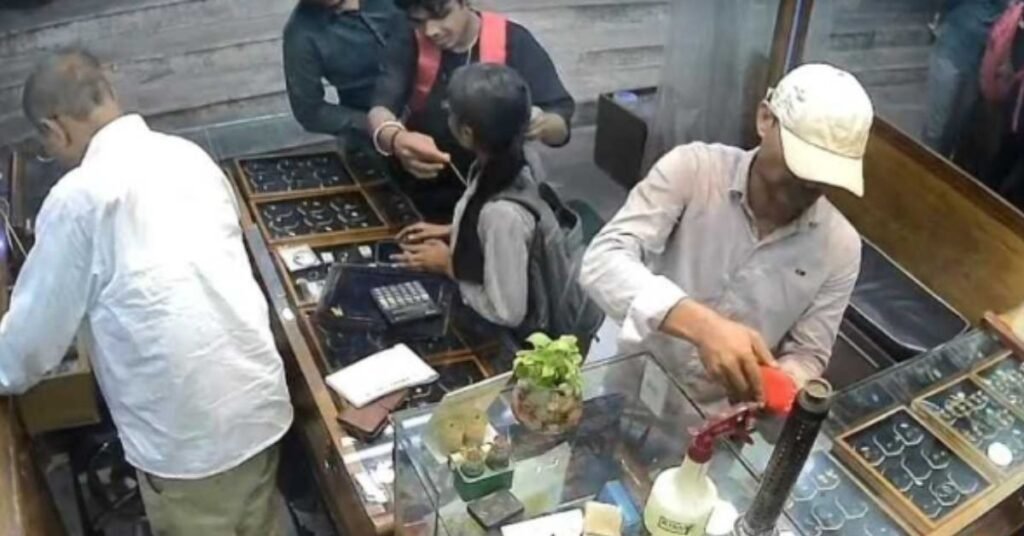 साकची ज्वेलर्स में सोने की चेन चोरी की वारदात सीसीटीवी में कैद